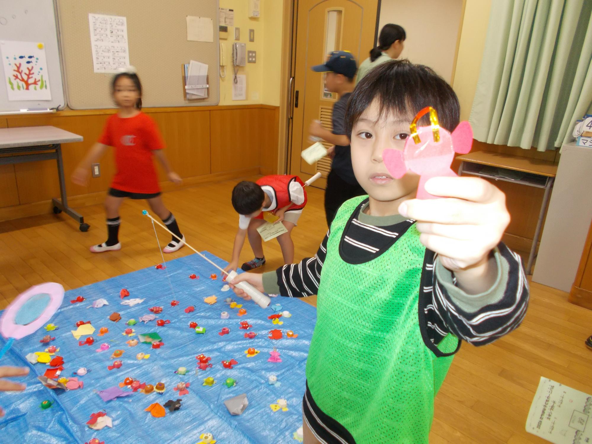 取れた魚と男の子の写真