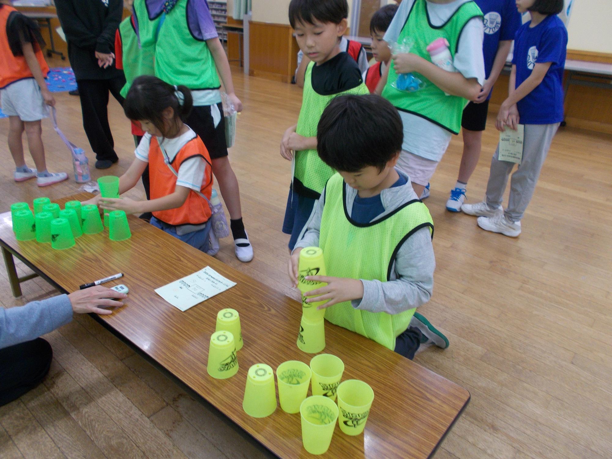 子どもたちがカップを立てている写真