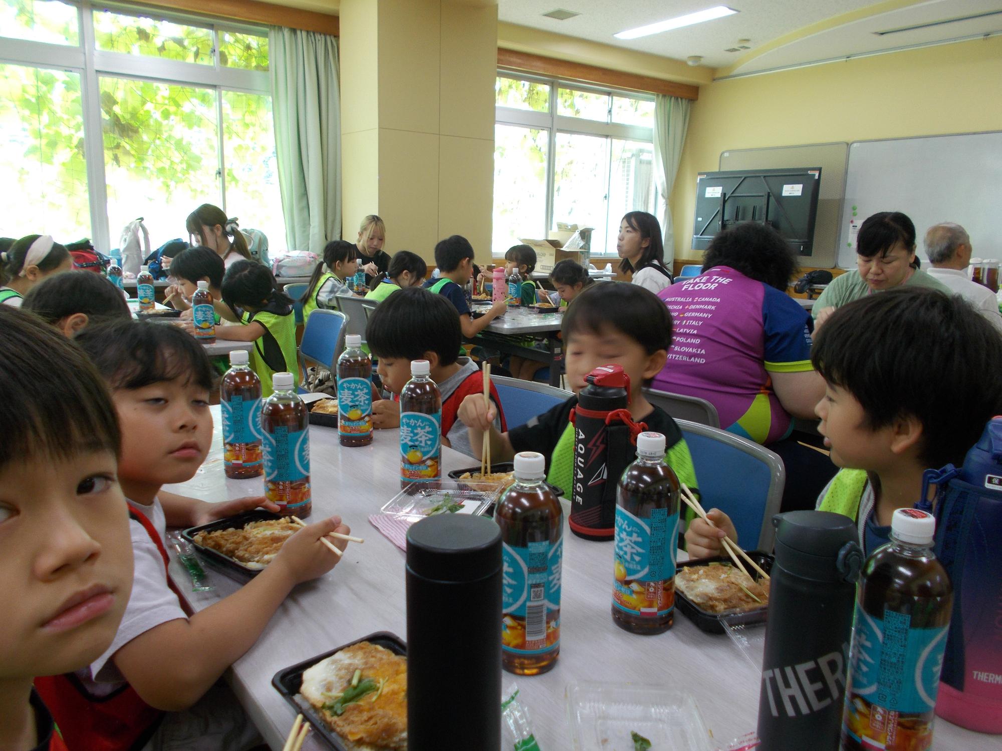 昼食の様子の写真