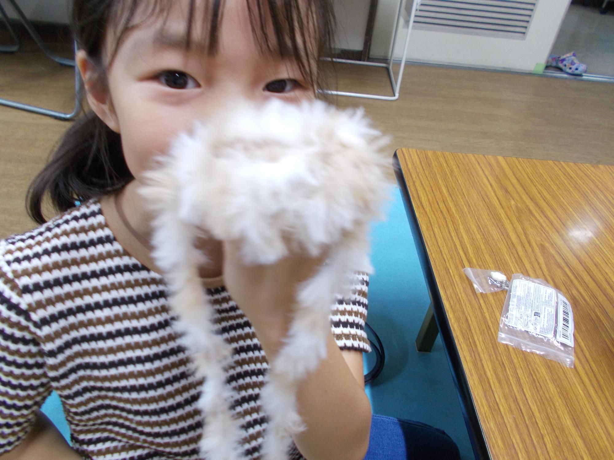 編んでいる途中の女の子の写真