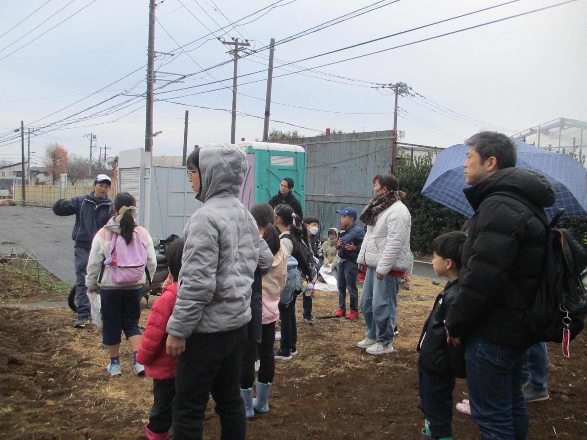 大根ぬきの前に参加者が説明を受けている写真