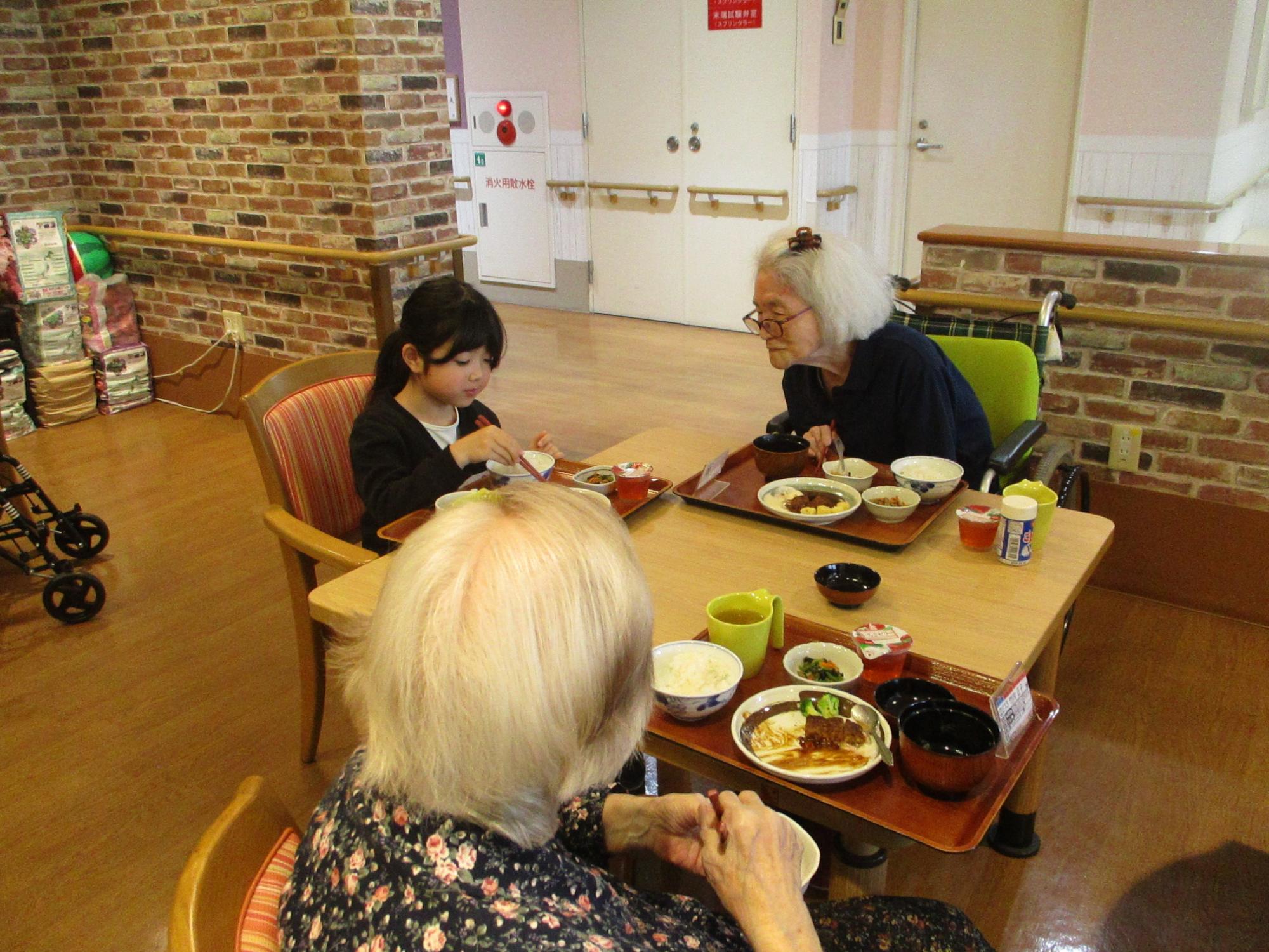 施設の方と食事をしている写真