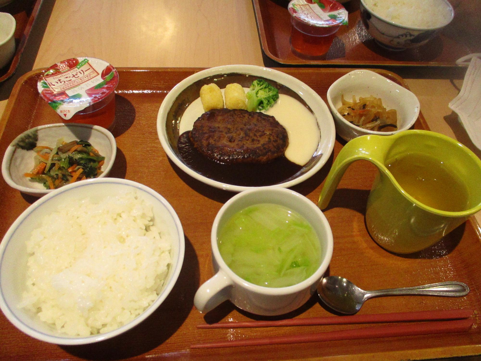 昼食のチーズハンバーグの写真