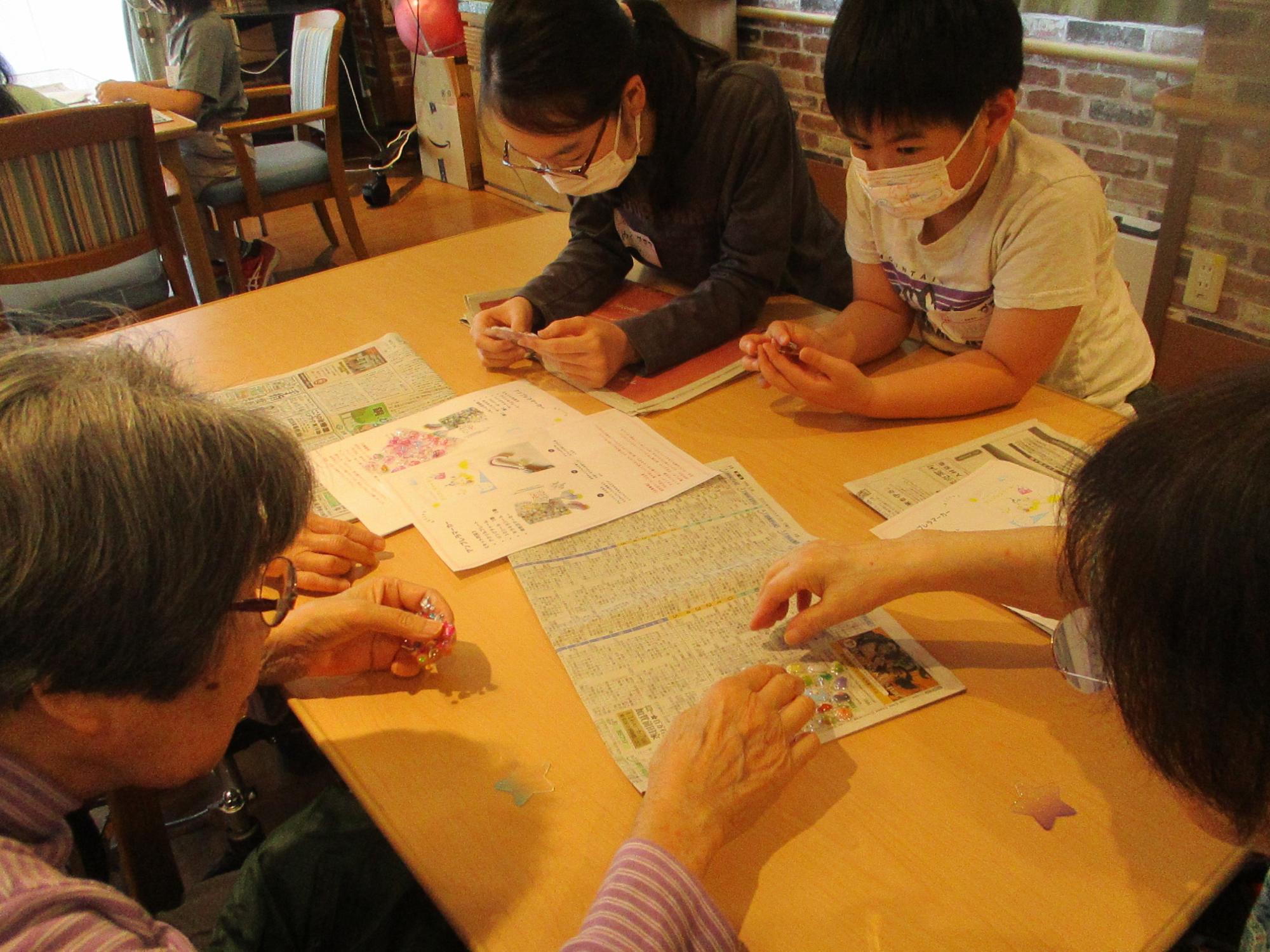 施設の方と一緒に工作をしている写真