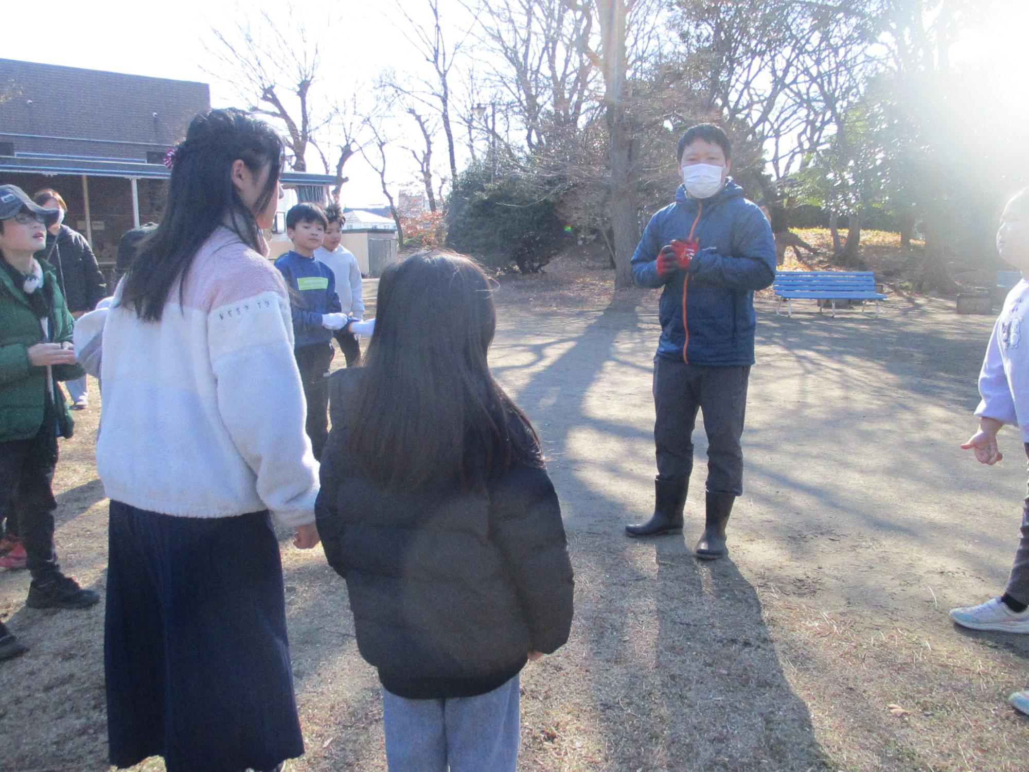 施設の方から説明を受けている写真