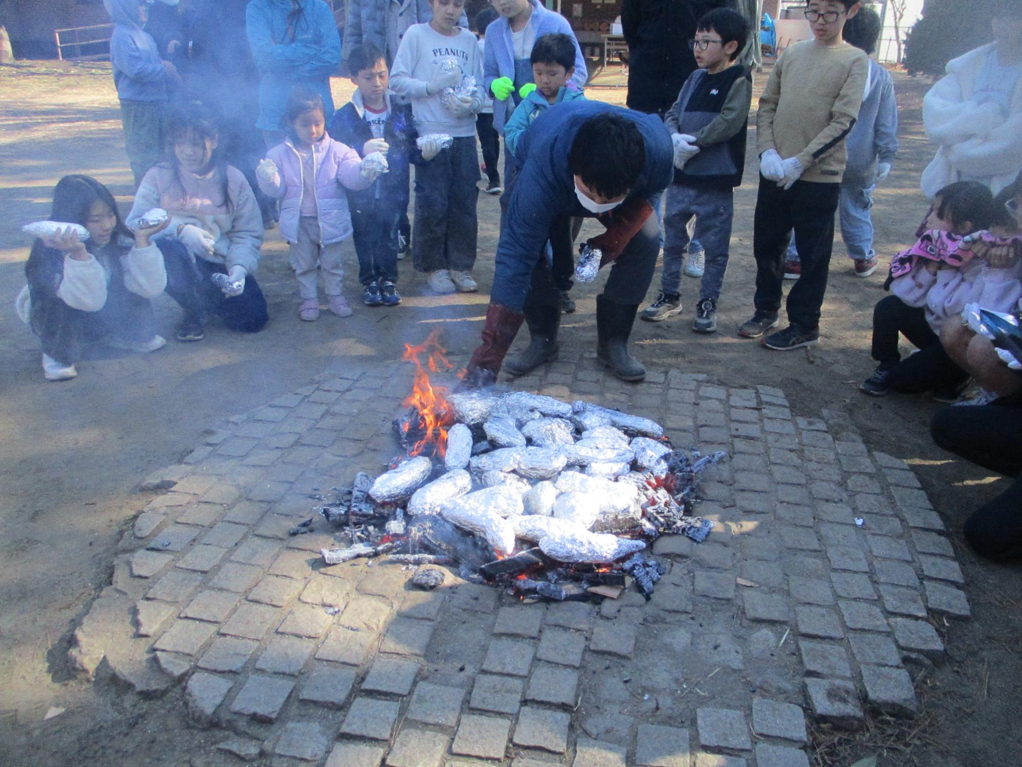 焼き芋を焼いている写真
