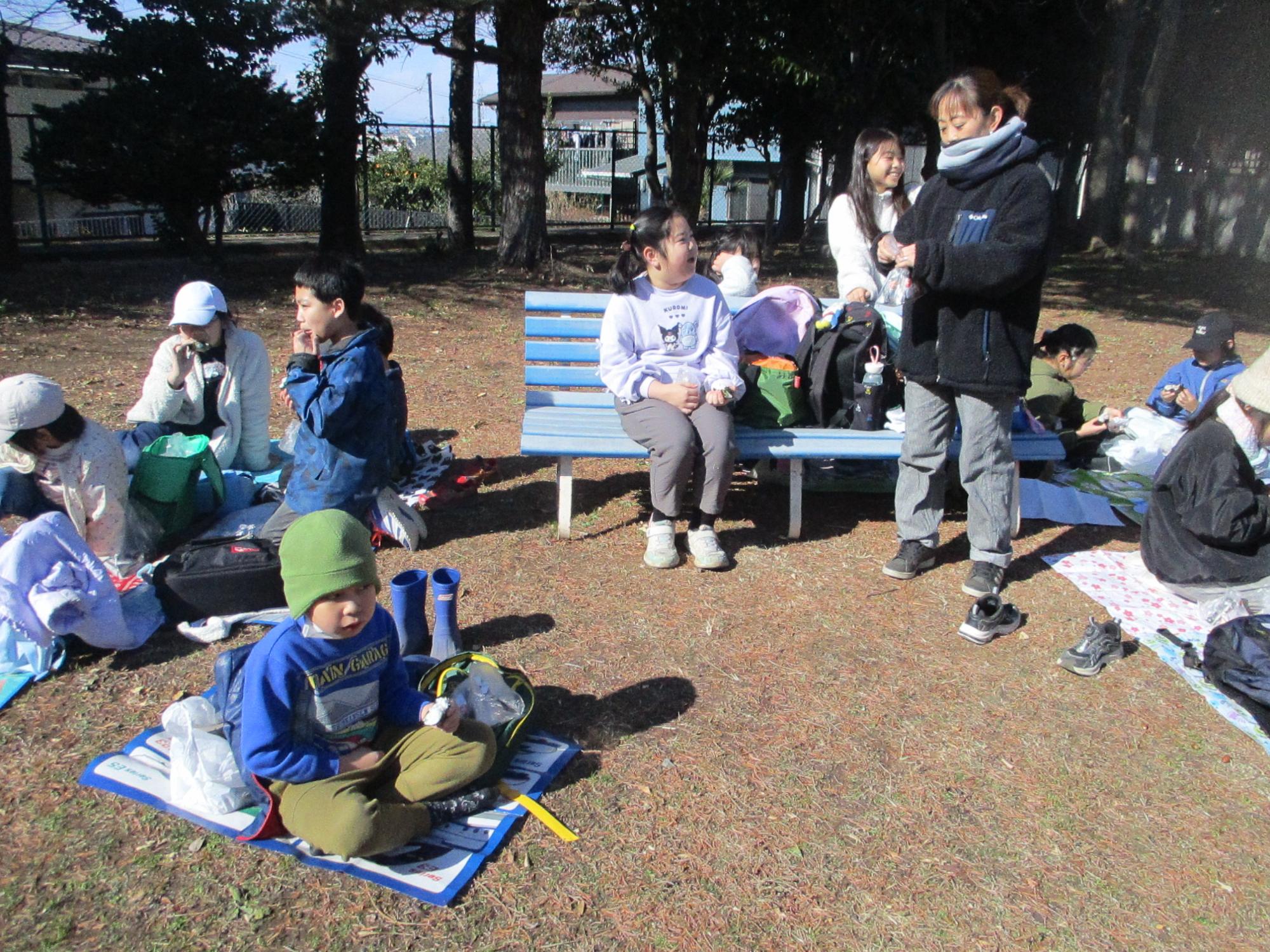 みんなでお昼を食べている写真