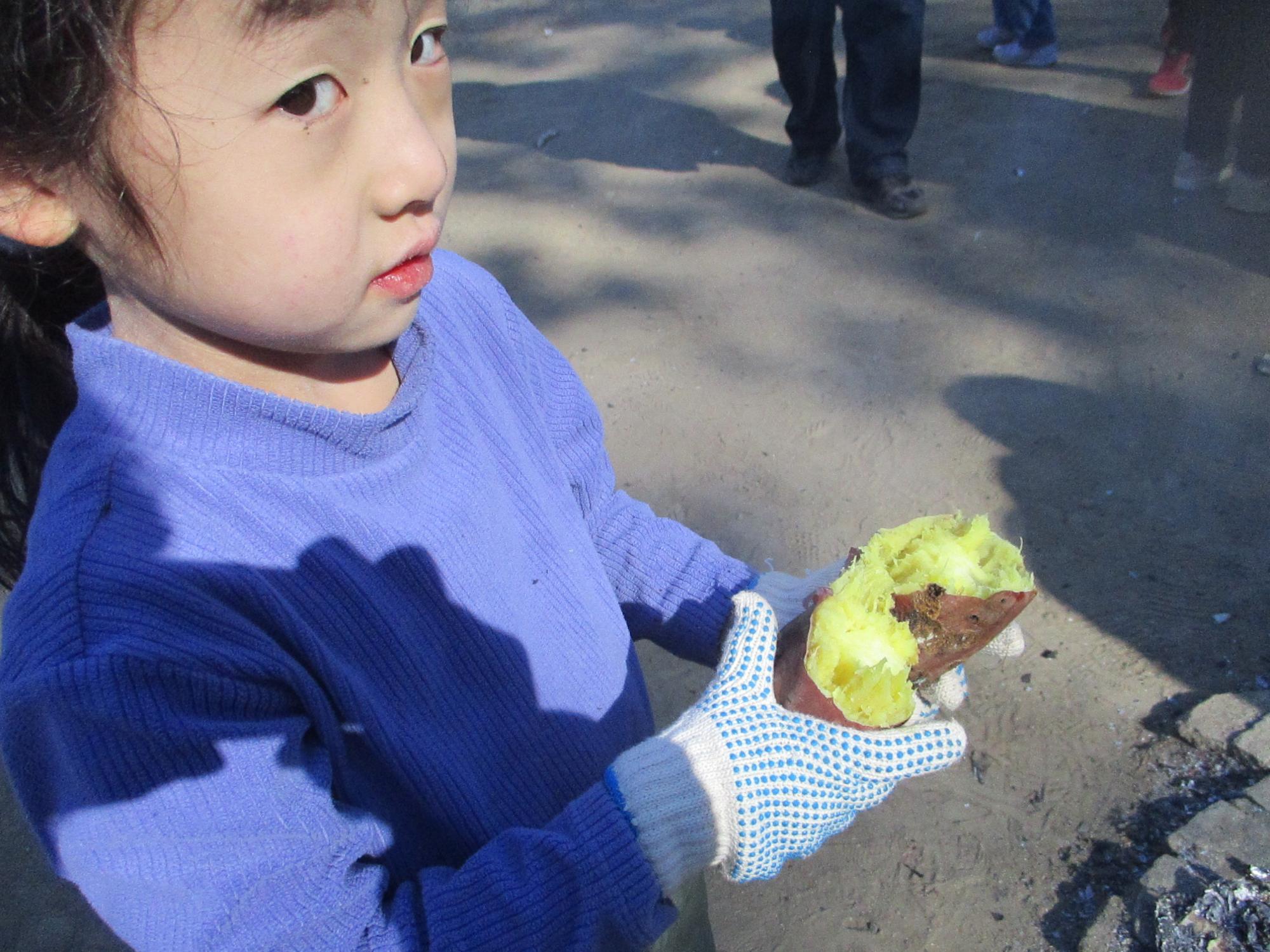 女の子と焼き芋の写真