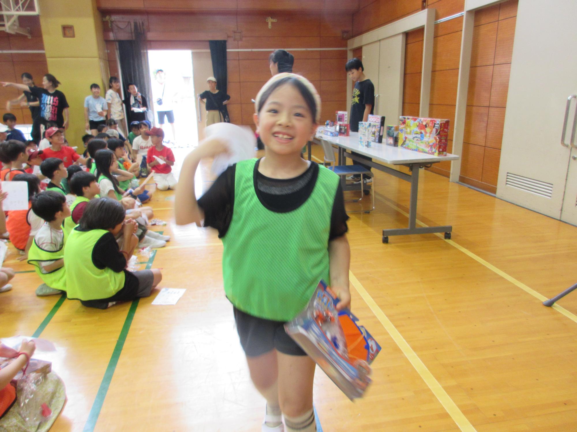 景品をもらった女の子の写真