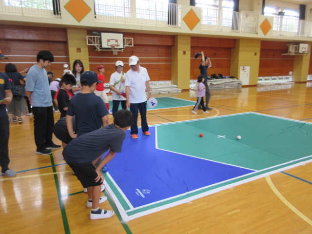 ボッチャのゲームを行っている写真