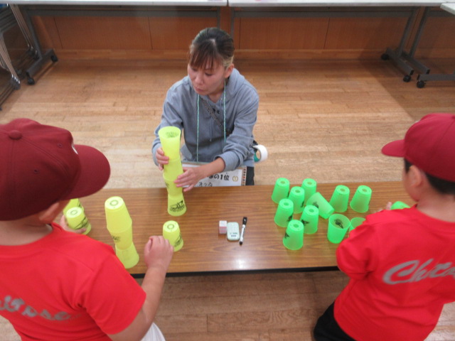 子どもたちにゲームの説明をしている写真