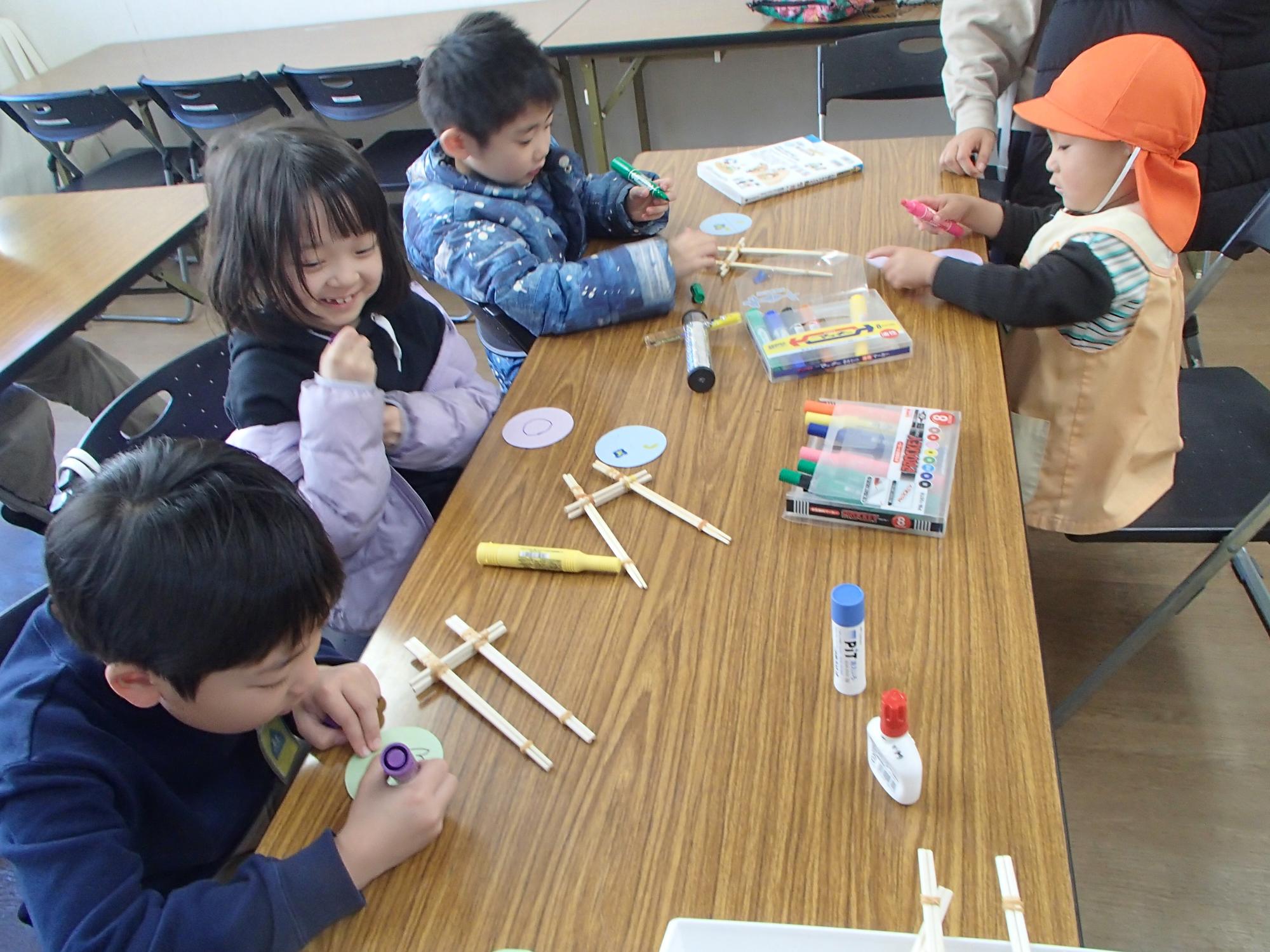 こどもたちがコマの部分に絵を描いている写真