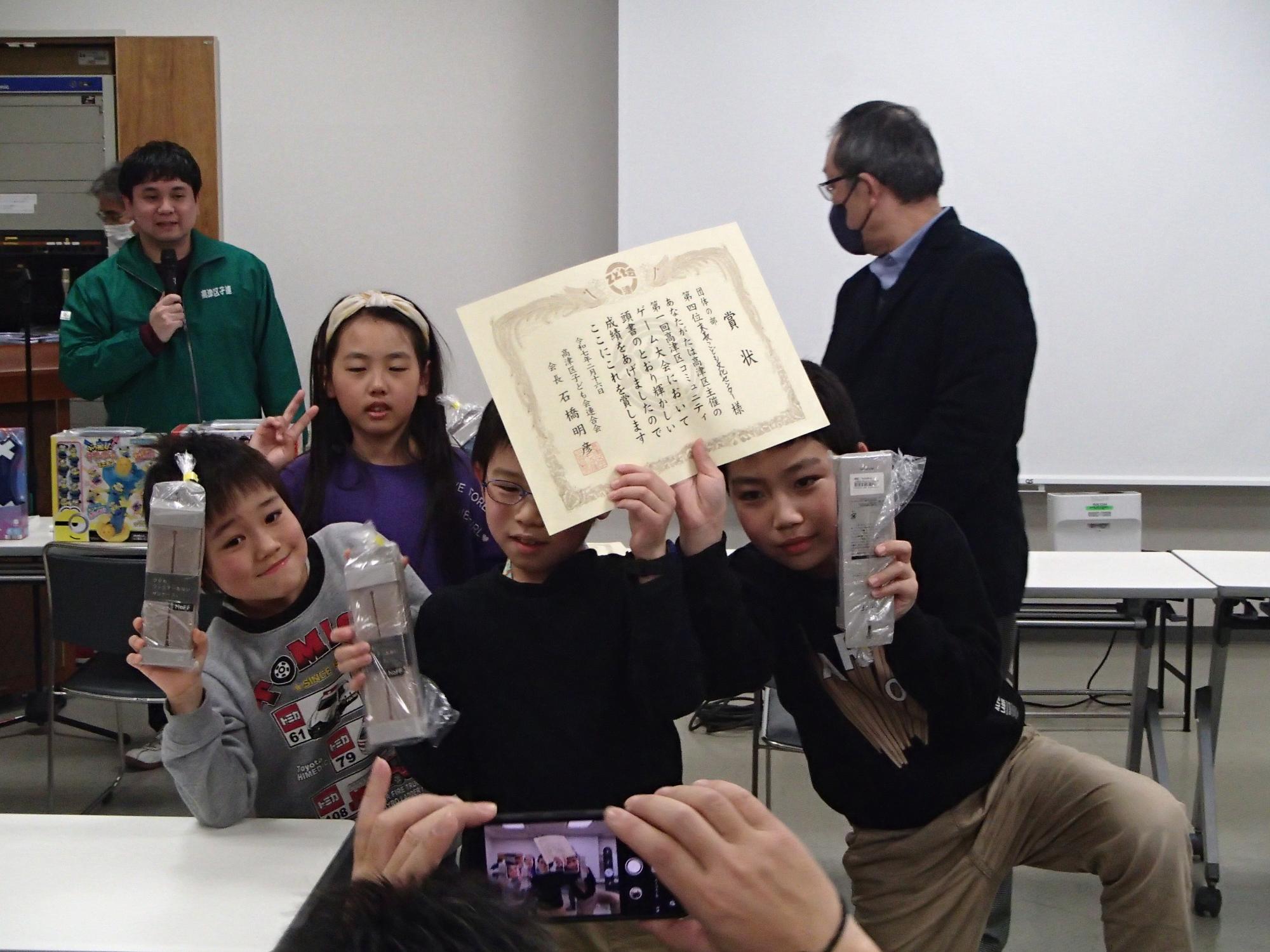代表4名が第4位の賞状と共に写った写真