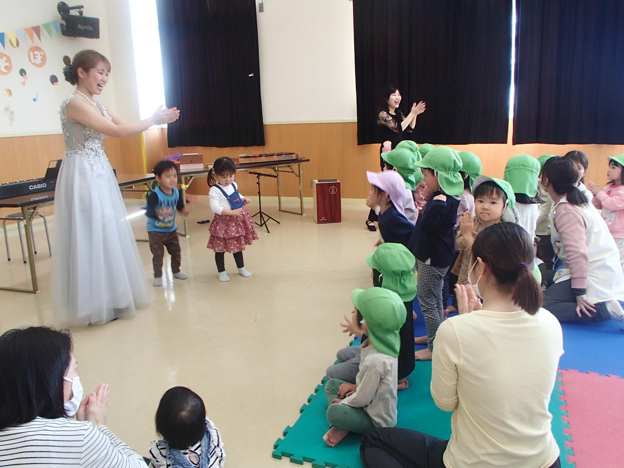 幼児さんたちがノリノリで行事に参加している様子の写真