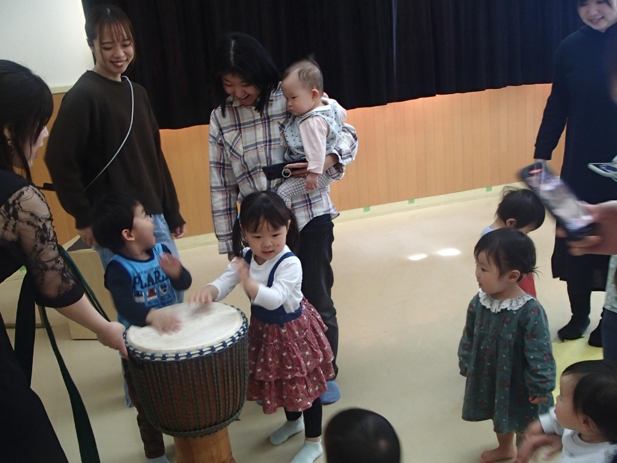 幼児親子さんたちが楽器に触れている写真