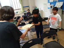 館長さんから嬉しそうに賞状を受け取る子どもの写真