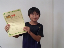 優勝の賞状を持った嬉しそうな子どもの写真