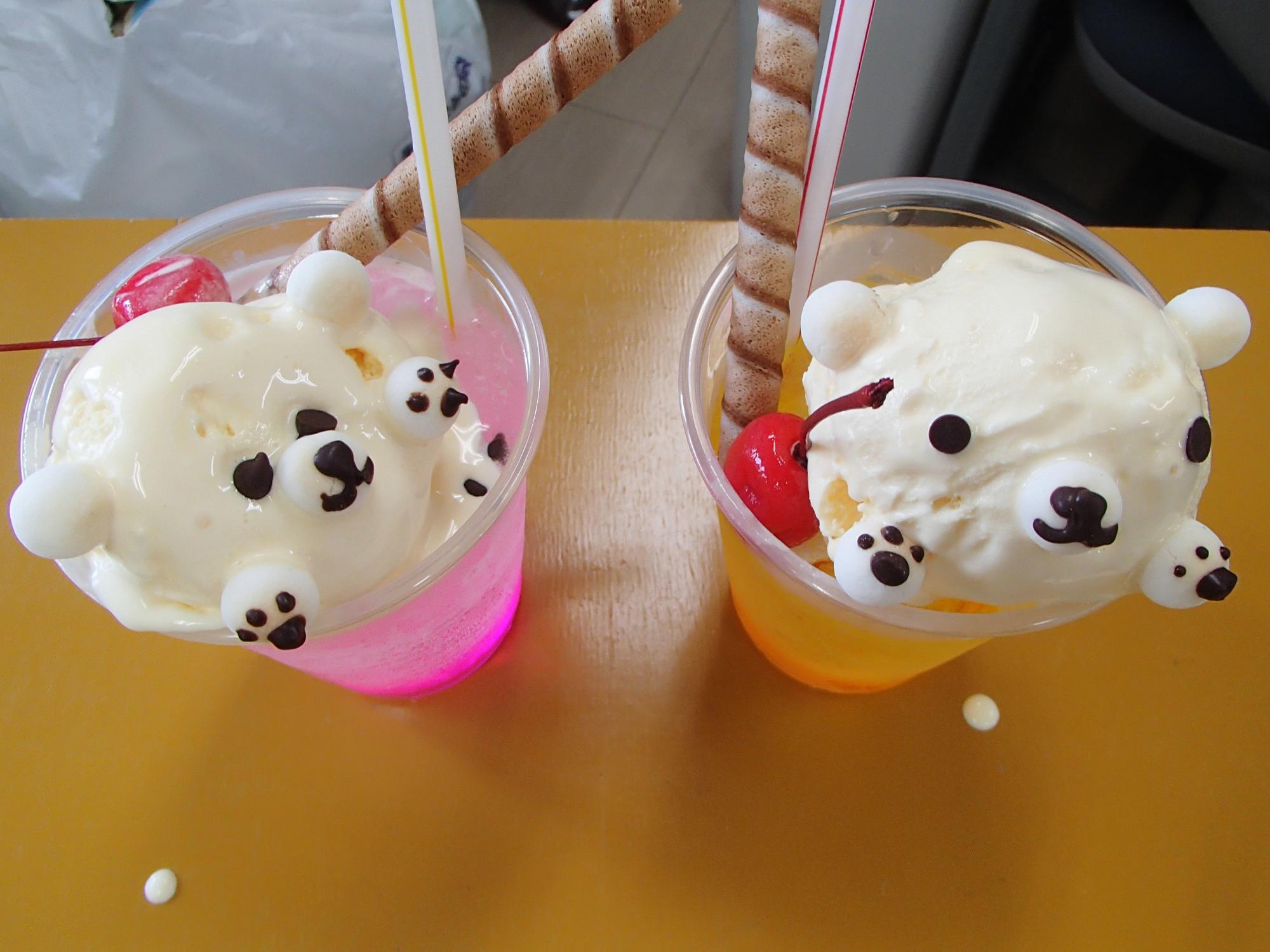 溶けかけのクマっぽいクリームソーダ―の写真