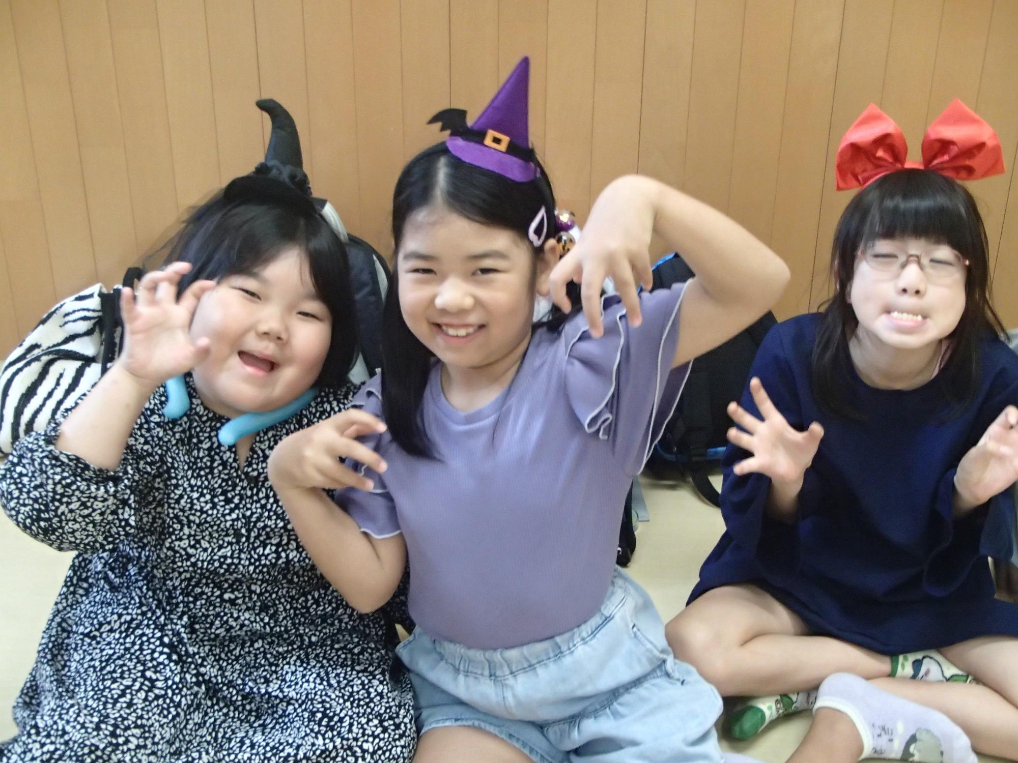 仮装をした三人の女の子の写真