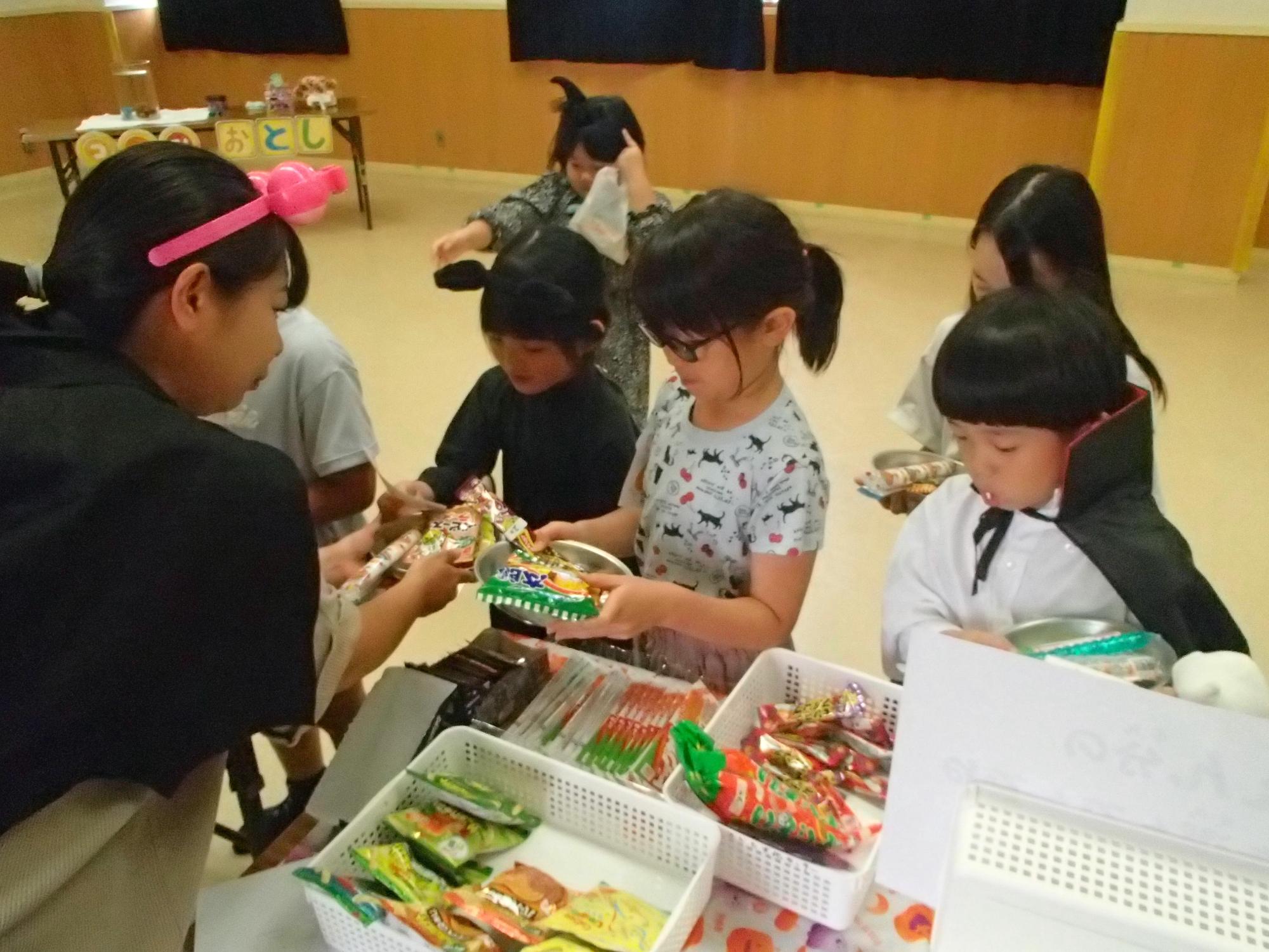 お菓子を選んでいる子どもたちの様子の写真