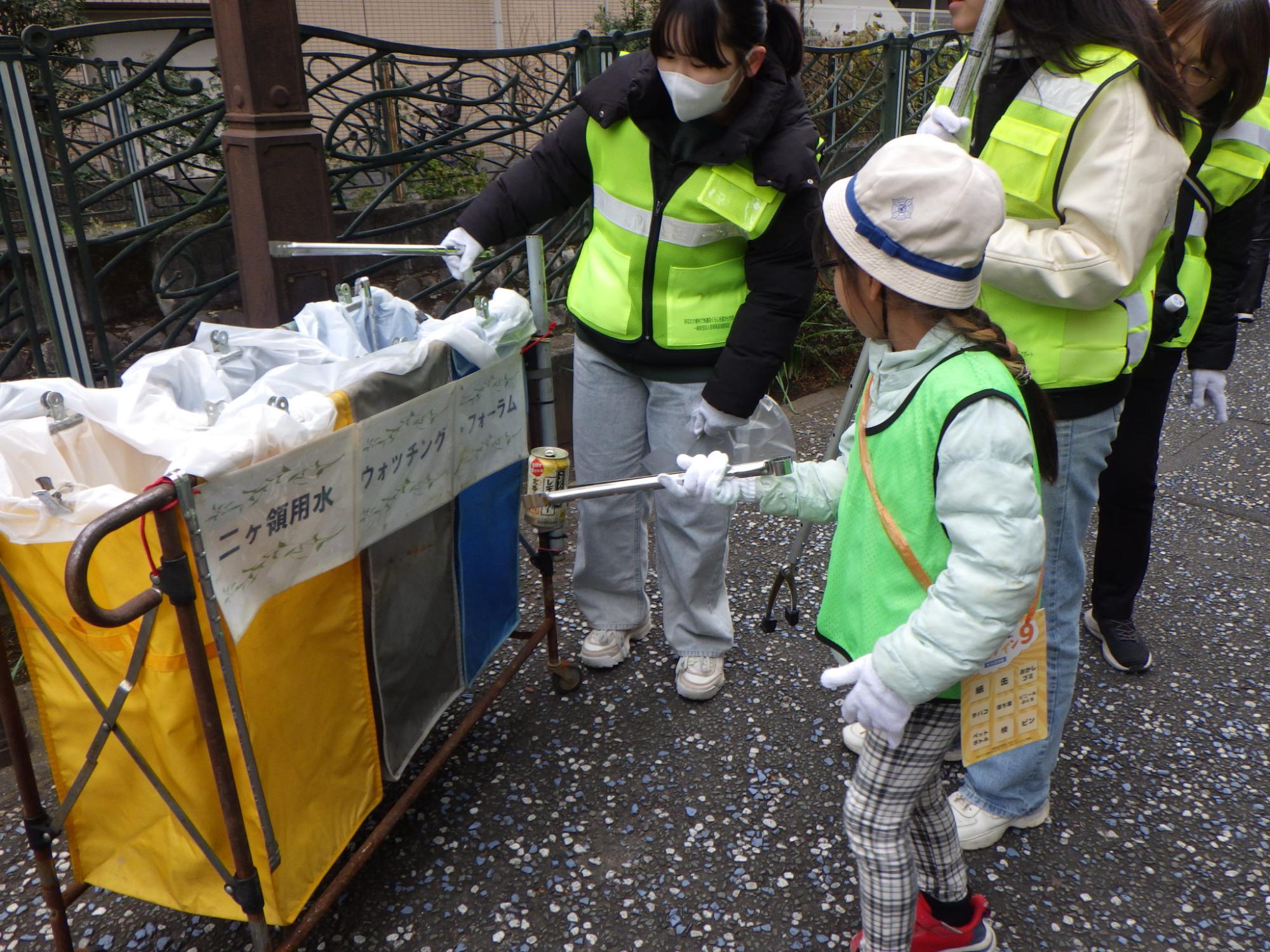 こどもたちが拾ったゴミを分別している写真
