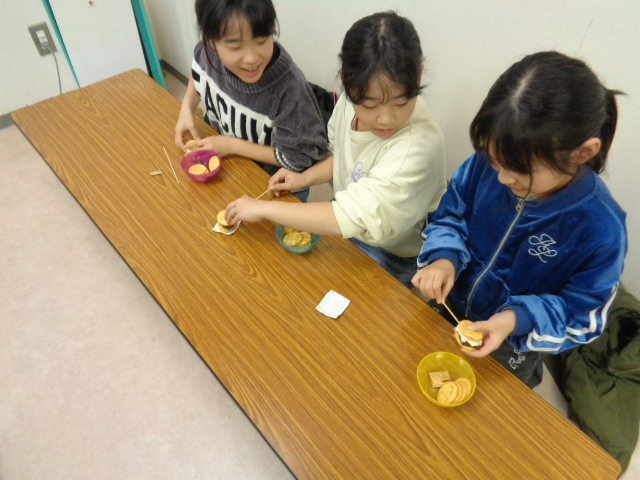 マシュマロとチョコをビスケットで挟んでいる