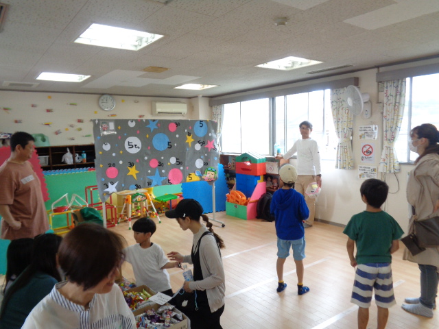 まつりの的当ての様子