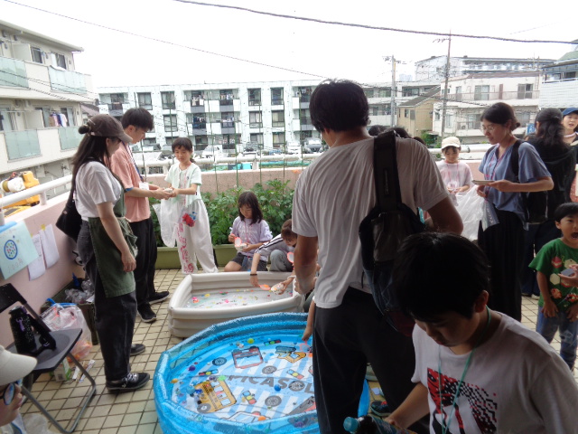 まつりのスーパーボールすくいの様子
