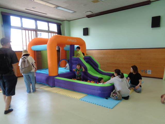 エアー遊具で遊んでいる様子