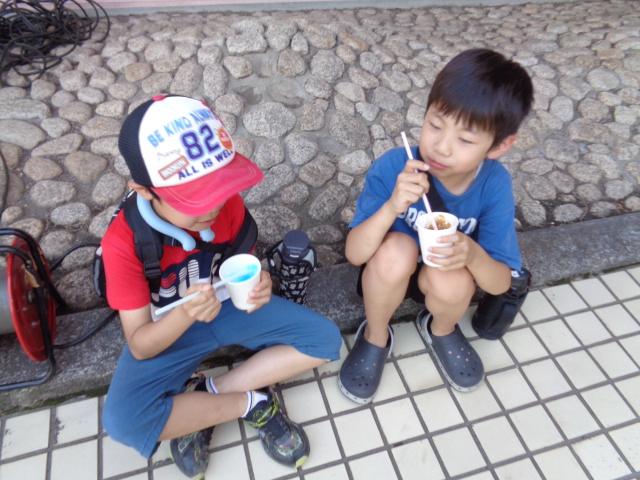 かき氷を食べている様子
