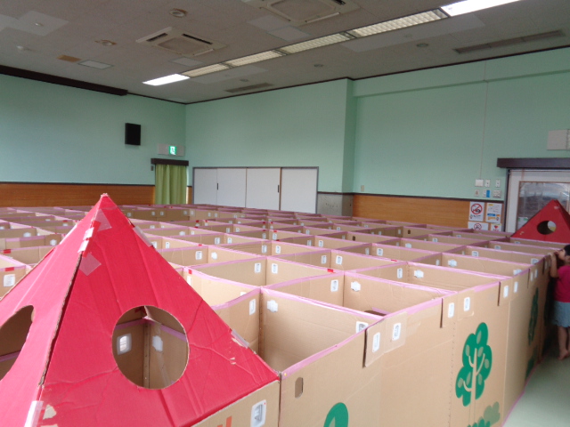 集会室に迷路が設置されている様子
