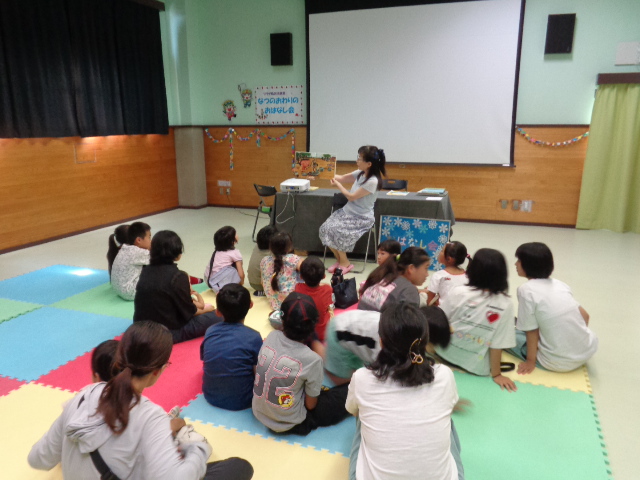 絵本の読み聞かせを聴いている子どもたち