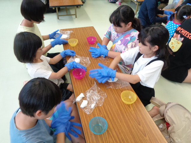 団子を丸める様子