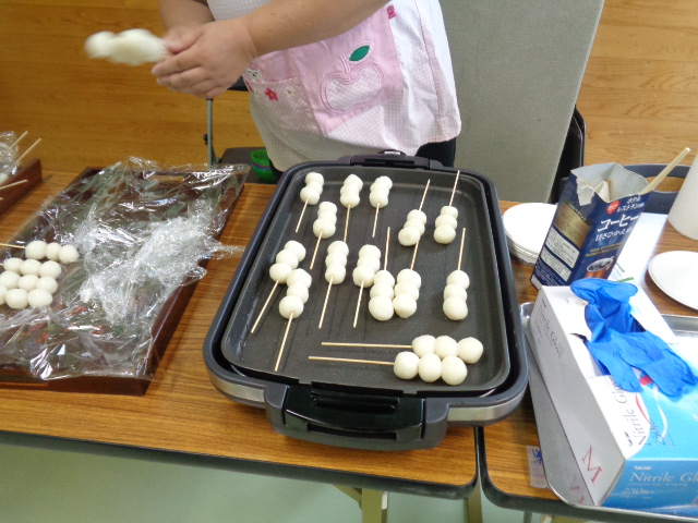 焼かれている団子