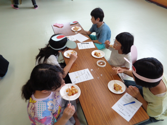 団子を食べている様子