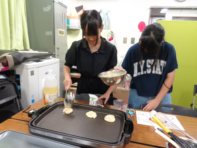 パンケーキを焼いている様子