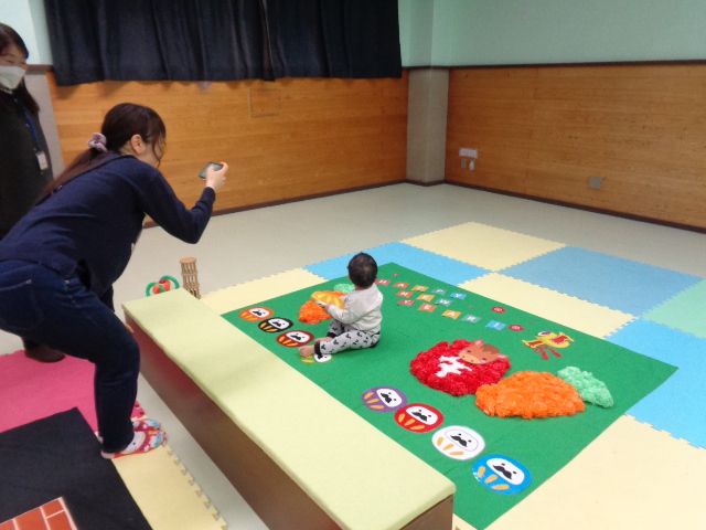 ハッピーニューイヤーと赤ちゃんを一緒に撮ろうとしている写真