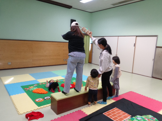 ママたちが協力して写真を撮っている写真