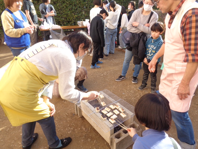 餅を焼いている様子