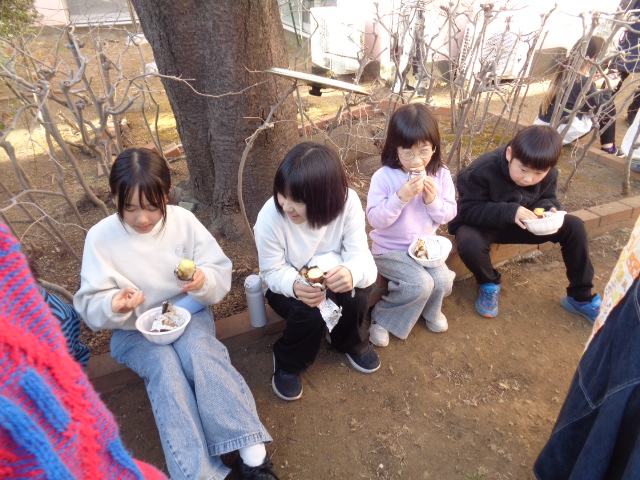 みんなで食べている様子