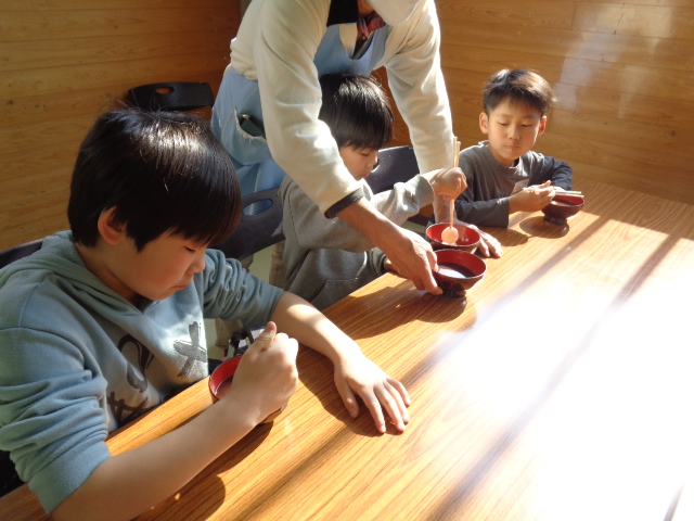 お汁粉を食べている様子