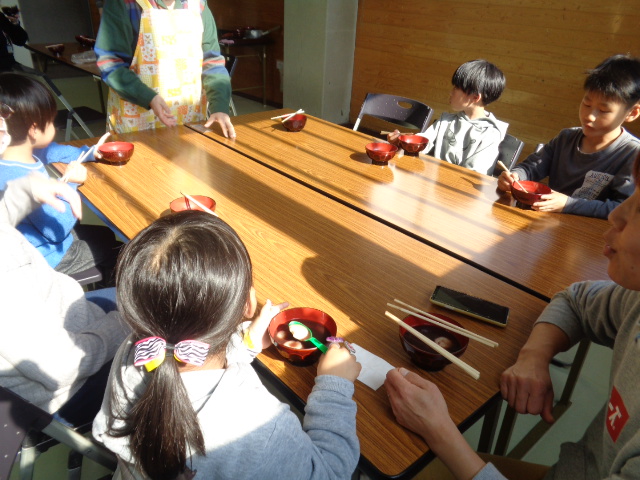 お汁粉を食べている様子