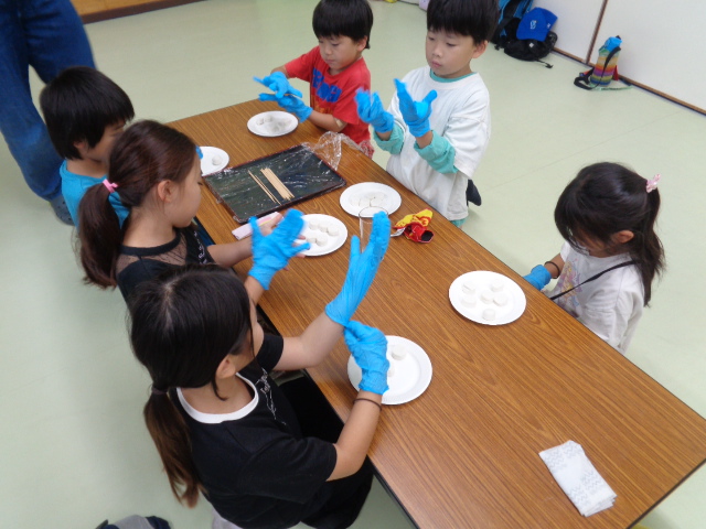 団子を丸めている様子