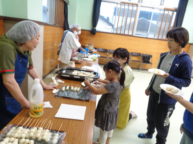 団子を焼いている様子