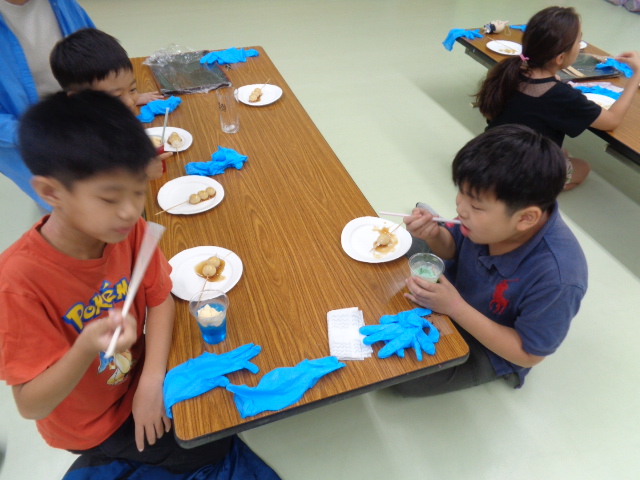 出来上がった団子を食べる様子