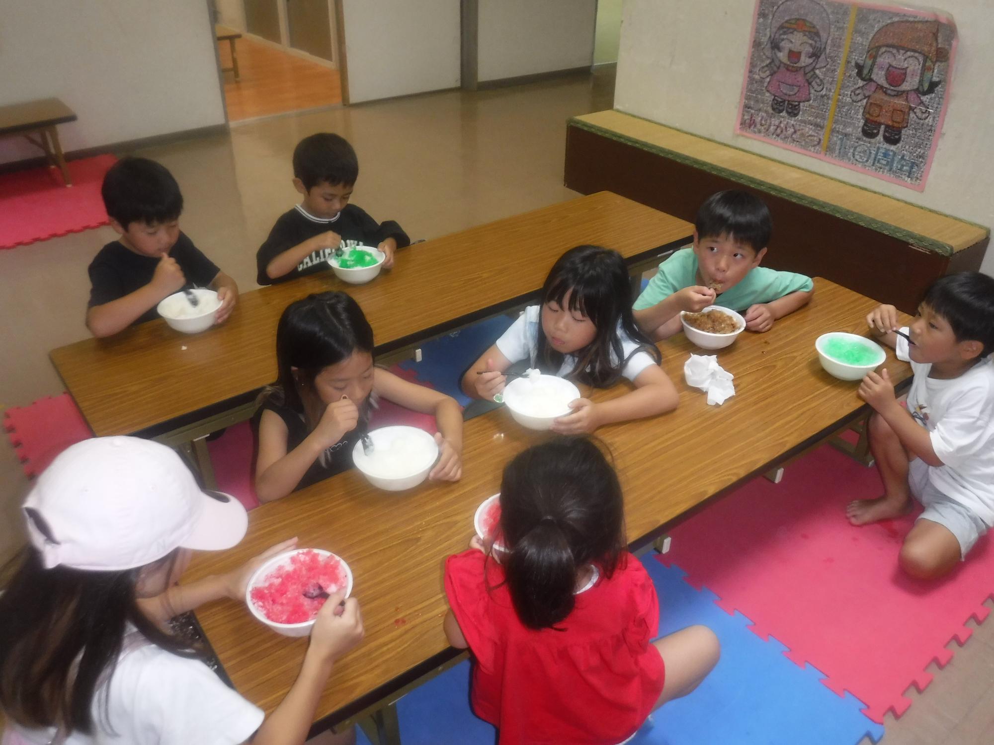 子どもたちがかき氷をたべている