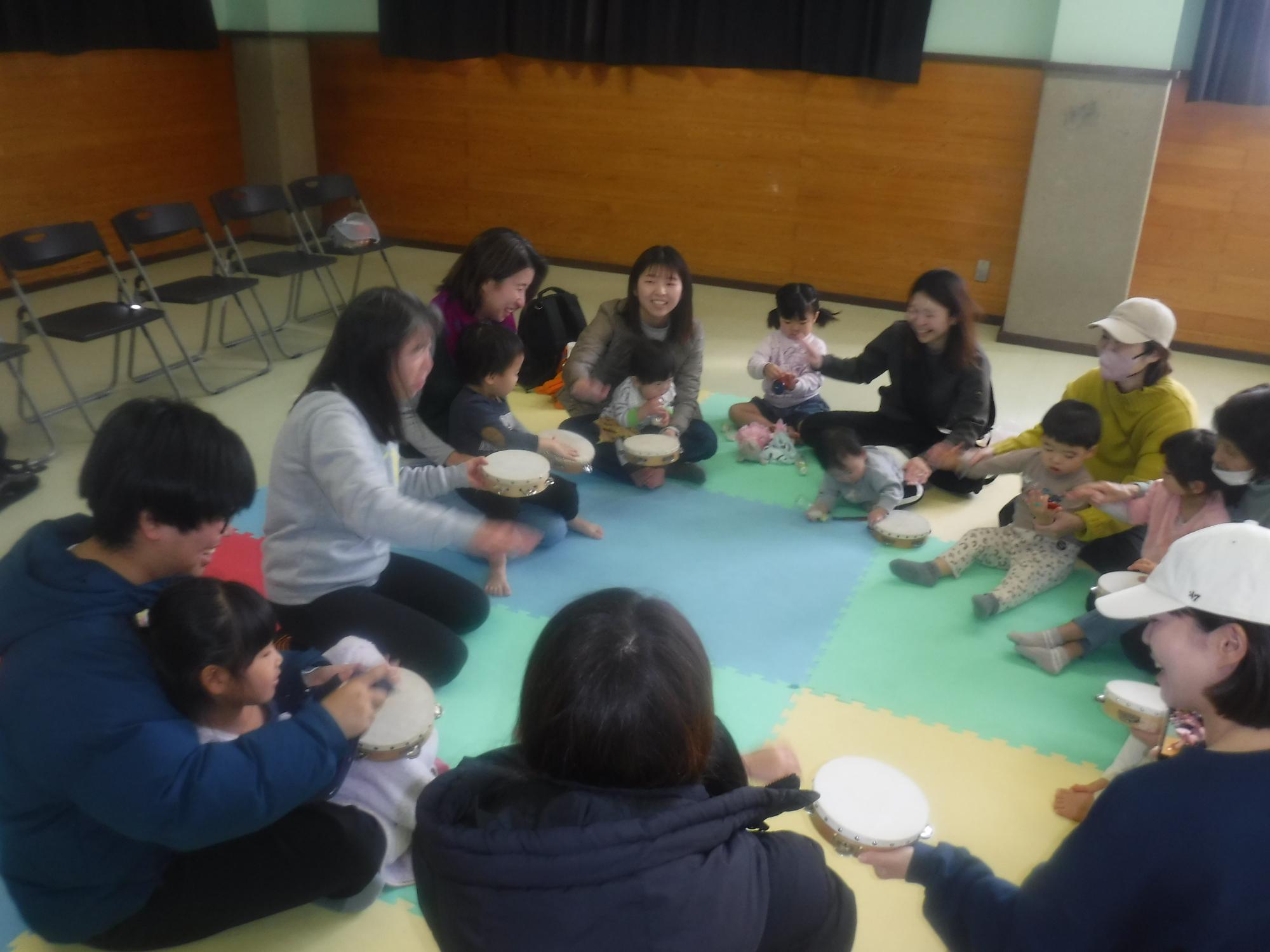 音あそびで交流している様子