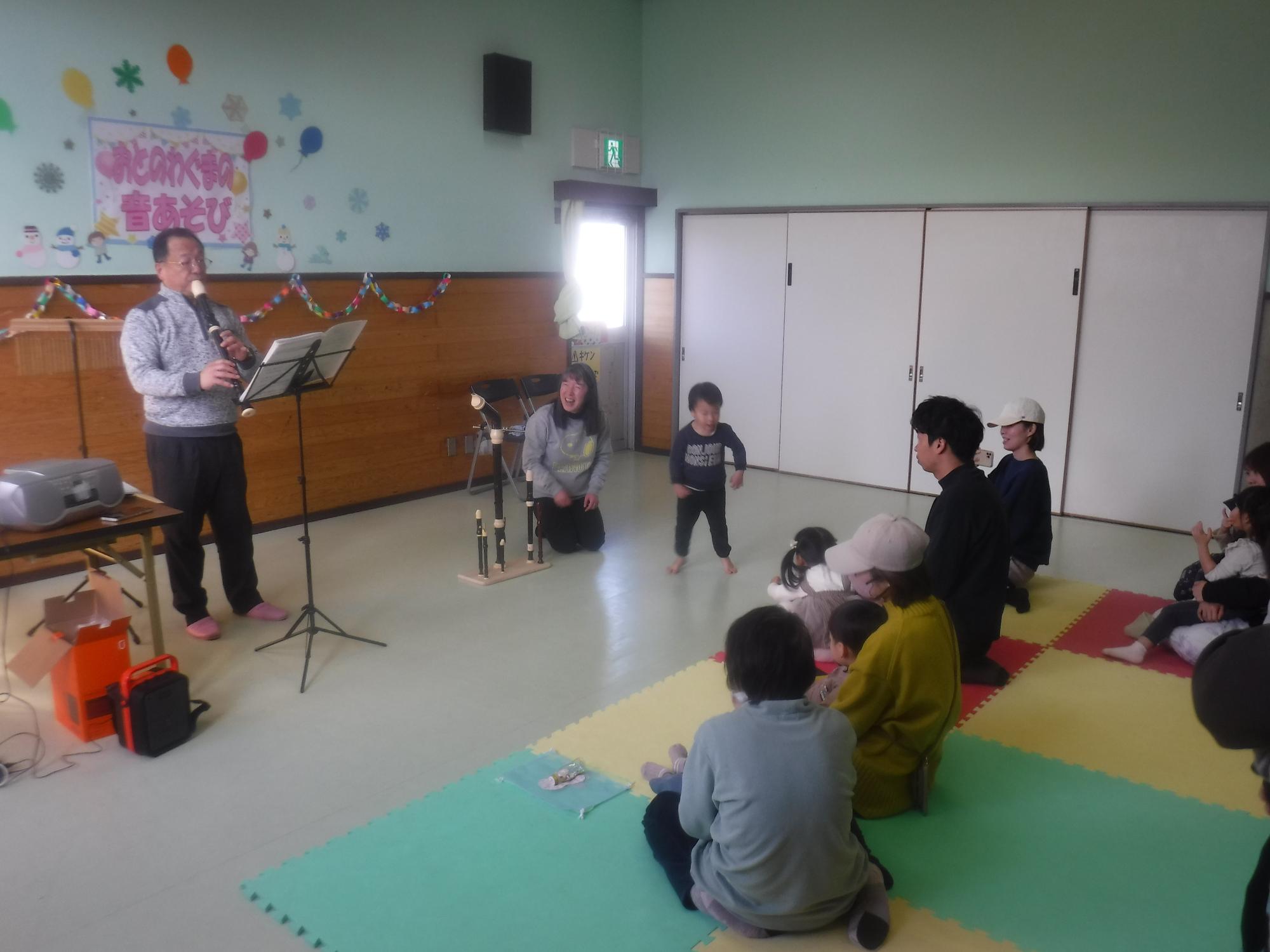 いろんな笛を演奏を聴いている様子