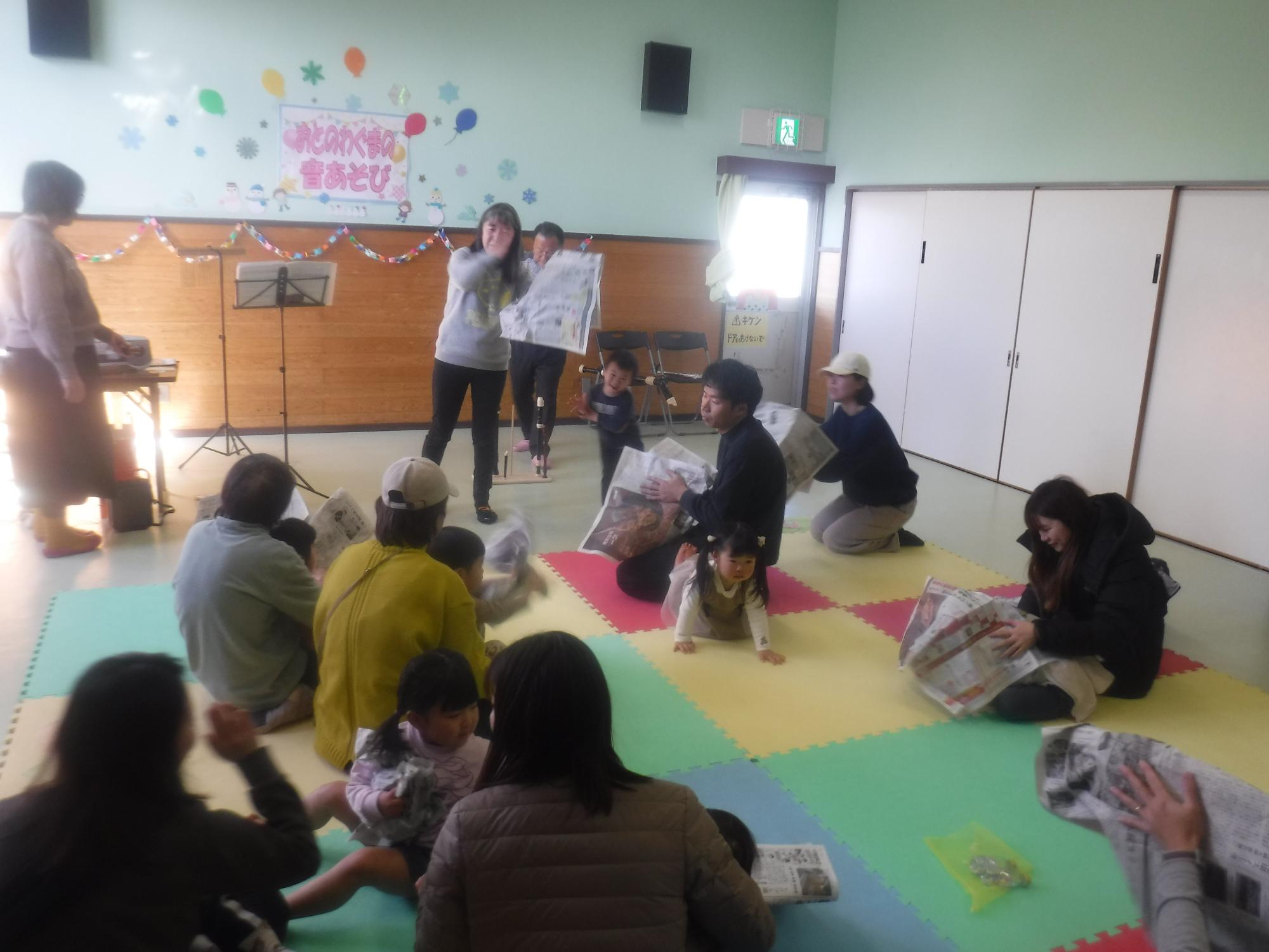 新聞あそびの様子