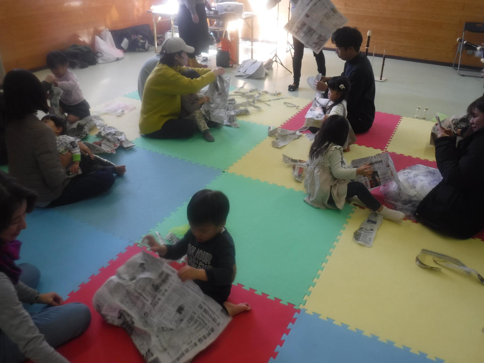 新聞あそびの様子